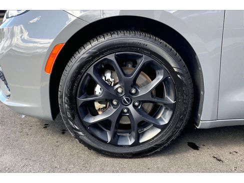 Used 2025 Chrysler Pacifica Limited FWD image 10