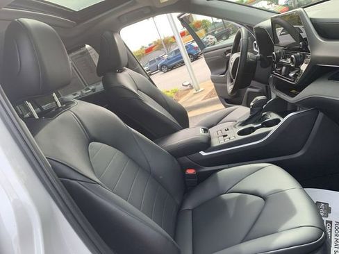 Certified 2026 Toyota Highlander XLE image 14