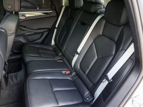 Certified 2023 Porsche Macan AWD/4WD image 32
