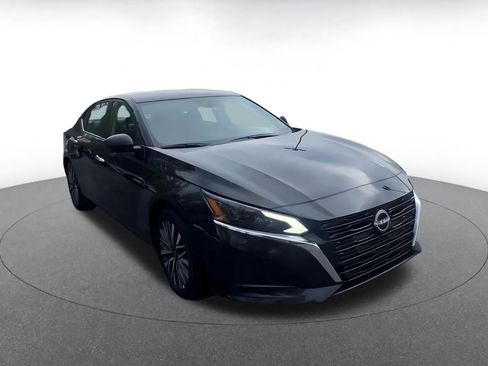 Used 2025 Nissan Altima 2.5 SV image 3