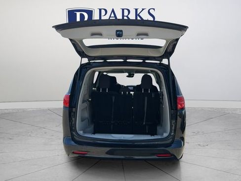 Used 2023 Chrysler Voyager LX image 20