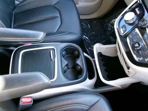 Certified 2024 Chrysler Pacifica Touring-L image 17