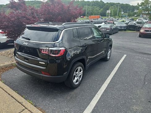Used 2022 Jeep Compass Latitude w/ Sun and Sound Group AWD/4WD image 3