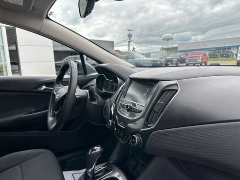 Used 2018 Chevrolet Cruze LT w/ Convenience Package FWD image 10