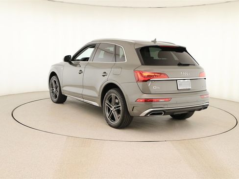 Used 2024 Audi Q5 e Premium w/ Convenience Package image 4