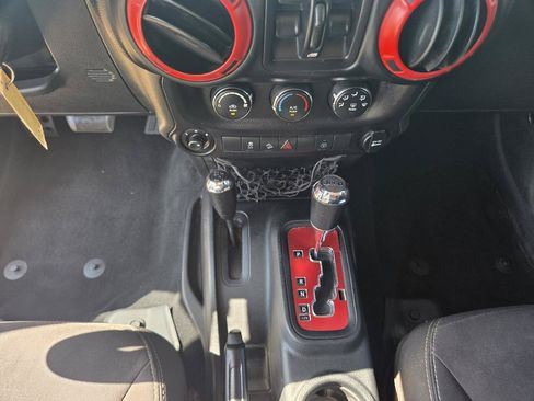Used 2014 Jeep Wrangler Unlimited Sahara AWD/4WD image 17