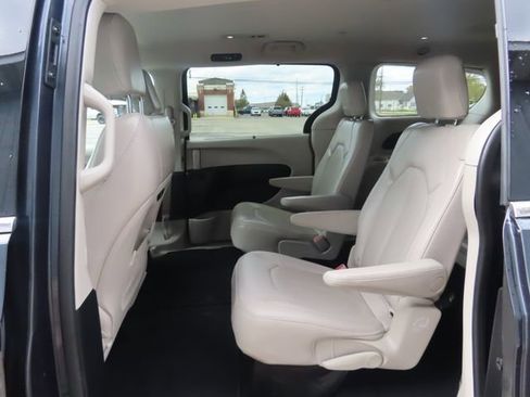 Used 2021 Chrysler Pacifica Touring-L AWD/4WD image 21