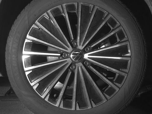 Used 2025 Volkswagen Taos SE image 13