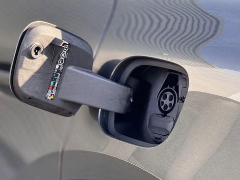 Certified 2025 Porsche Macan 4S Electric AWD/4WD image 16