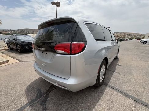 Used 2023 Chrysler Voyager LX FWD image 5