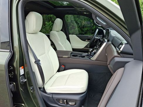 Used 2024 Lexus LX 600 4WD w/ Luxury Package image 3
