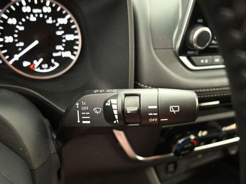 Used 2025 Nissan Rogue SV AWD/4WD image 28
