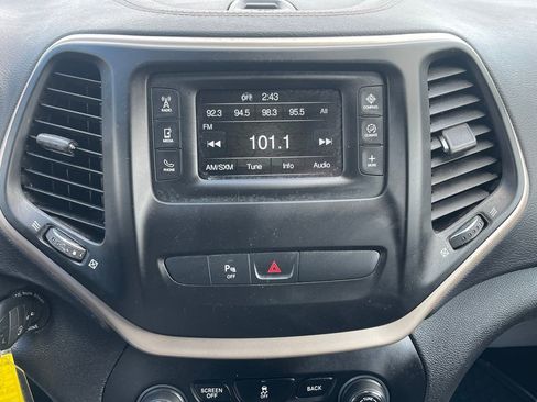 Used 2017 Jeep Cherokee Latitude w/ Safety/Convenience Group AWD/4WD image 23