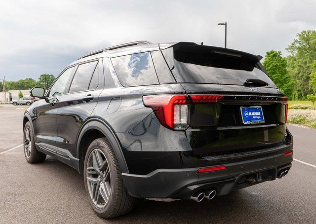Used 2025 Ford Explorer ST AWD/4WD image 8
