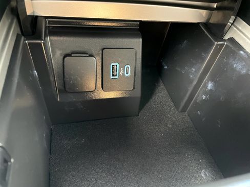 Used 2021 Ford Explorer XLT w/ Equipment Group 202A AWD/4WD image 20
