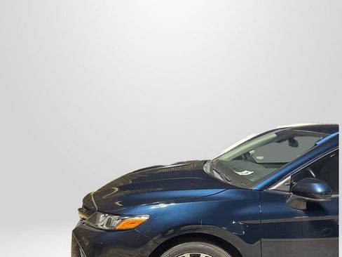 Used 2018 Toyota Camry SE image 3