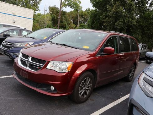 Used 2017 Dodge Grand Caravan SXT w/ Rear Park Assist Package FWD image 4