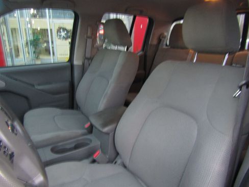 Used 2018 Nissan Frontier SV image 12