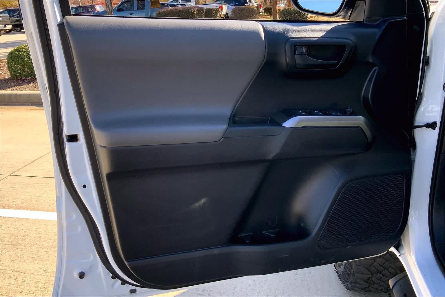 Used 2020 Toyota Tacoma SR5 AWD/4WD image 18