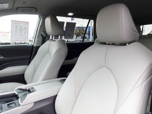 Certified 2024 Toyota Grand Highlander XLE image 28