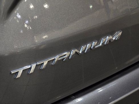 Used 2022 Ford Edge Titanium image 3