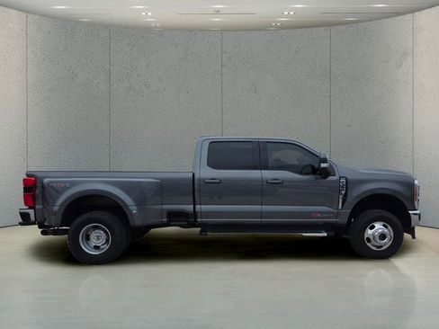 Used 2023 Ford F350 Lariat AWD/4WD image 2
