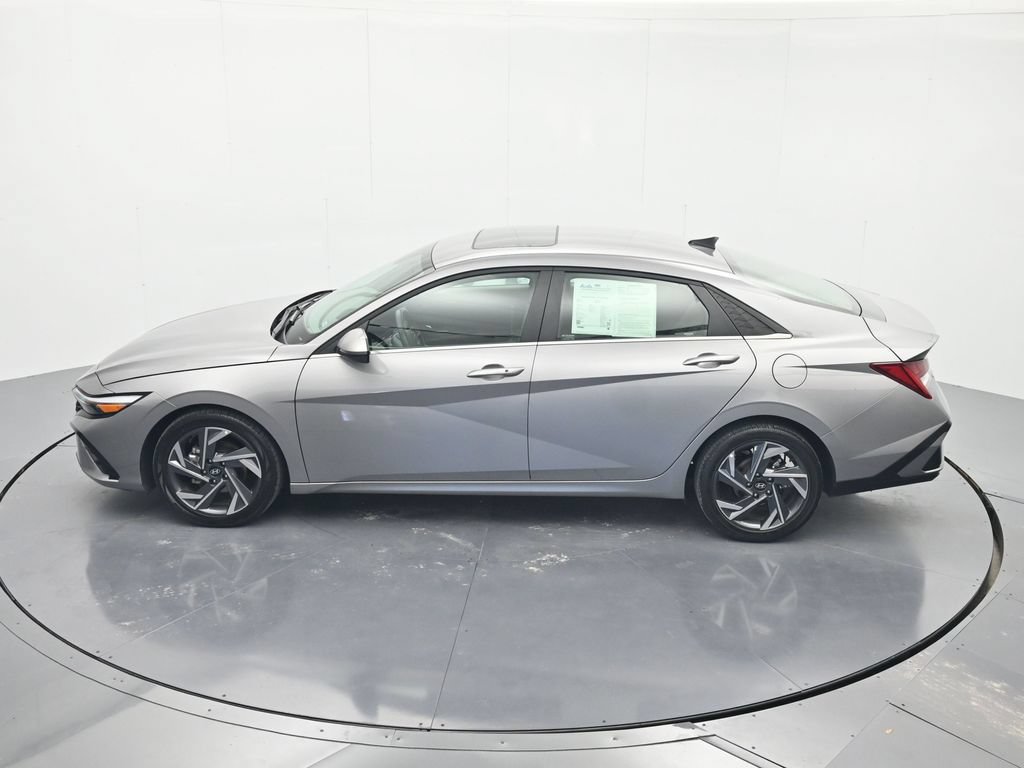 Used 2025 Hyundai Elantra SEL FWD image 36