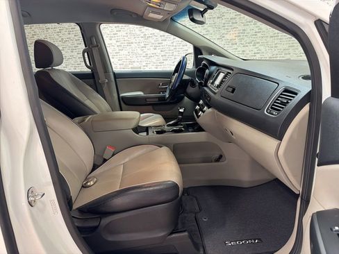 Used 2019 Kia Sedona EX FWD image 11