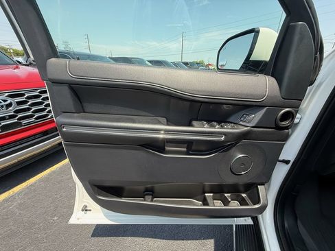 Used 2020 Ford Expedition XLT w/ Equipment Group 202A AWD/4WD image 11