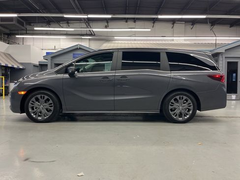 Used 2025 Honda Odyssey Touring image 4