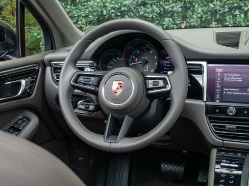 Used 2024 Porsche Macan image 25
