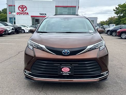 Used 2021 Toyota Sienna XLE w/ XLE Plus Package AWD/4WD image 2