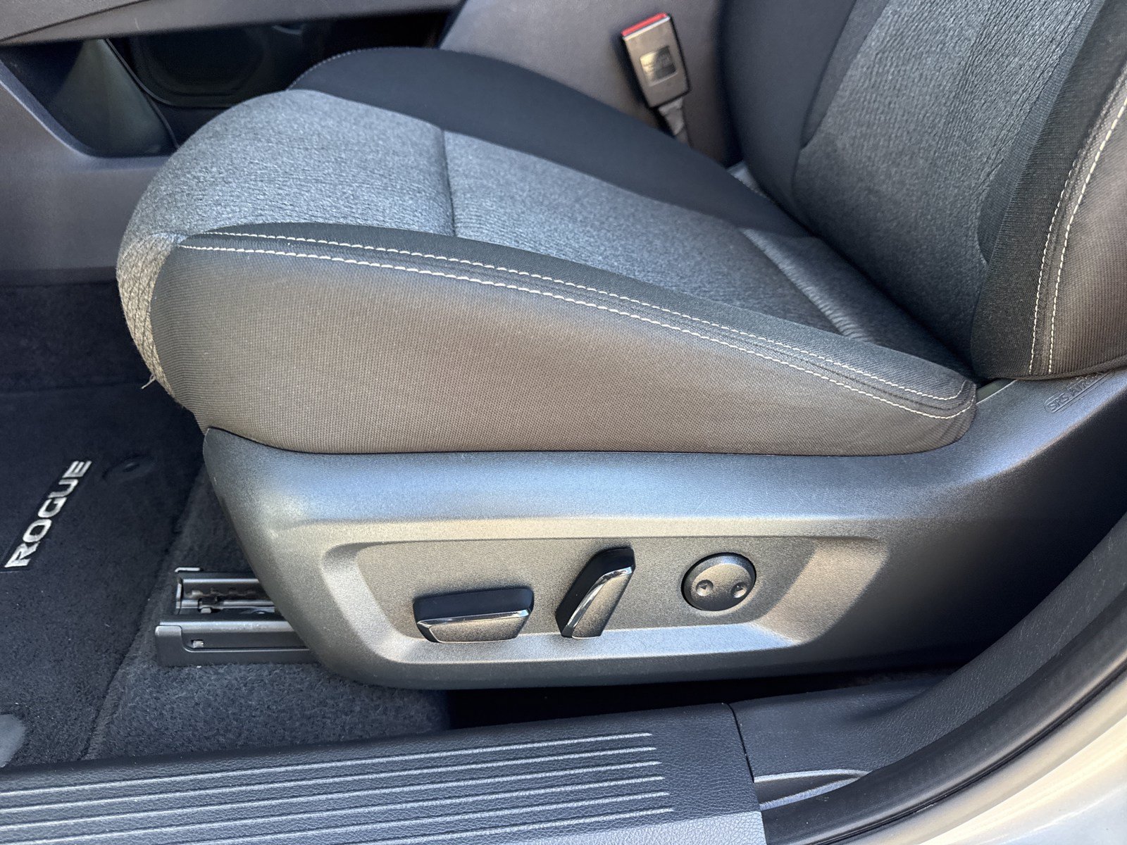 Used 2024 Nissan Rogue SV AWD/4WD image 12