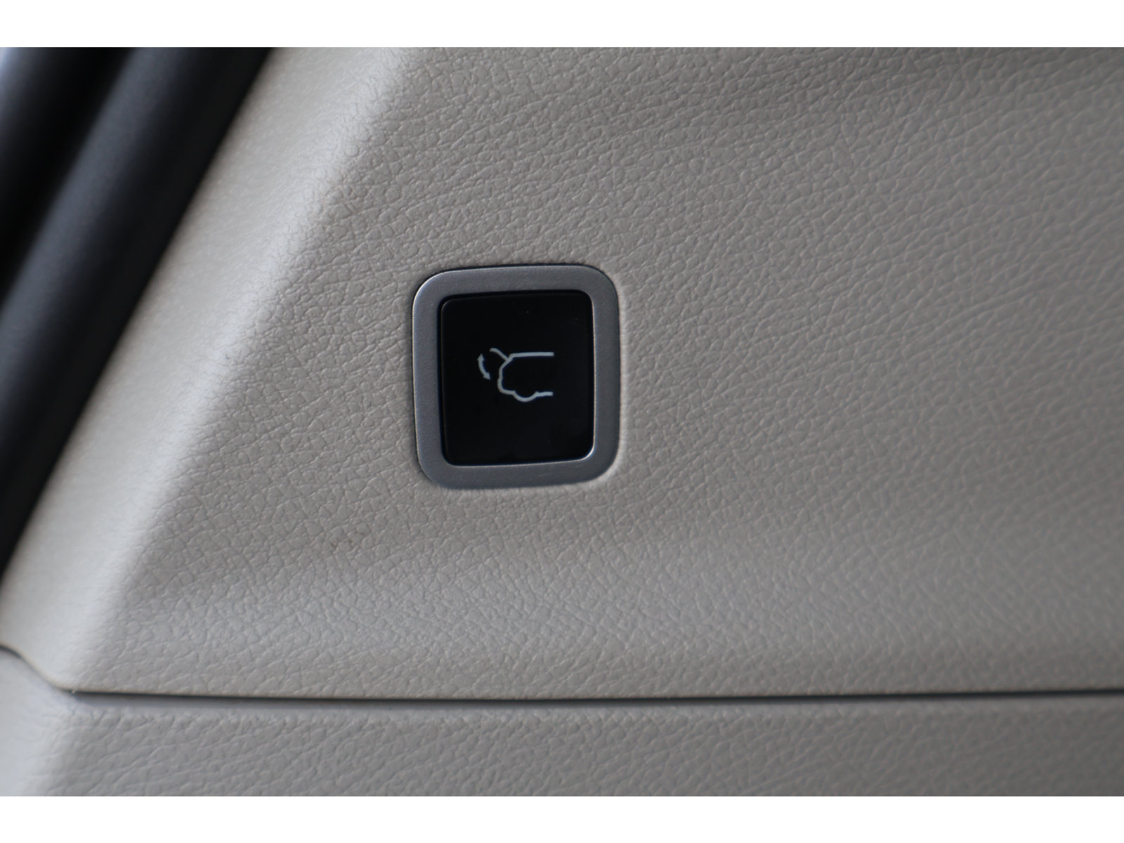 Used 2024 Chrysler Pacifica Touring-L FWD image 18
