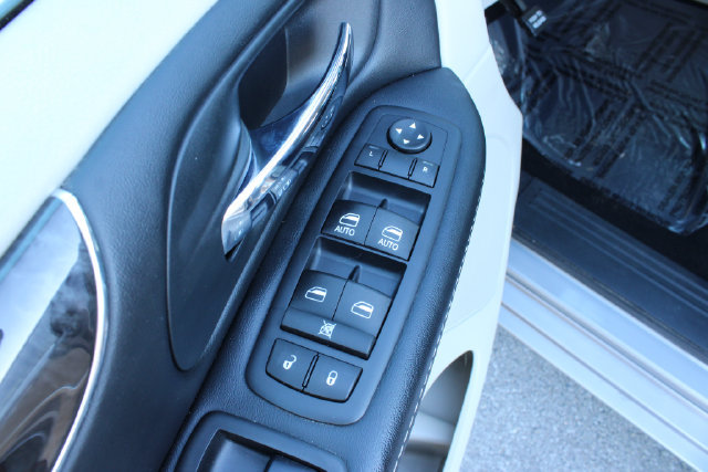 Used 2016 Chrysler Town & Country Touring FWD image 11
