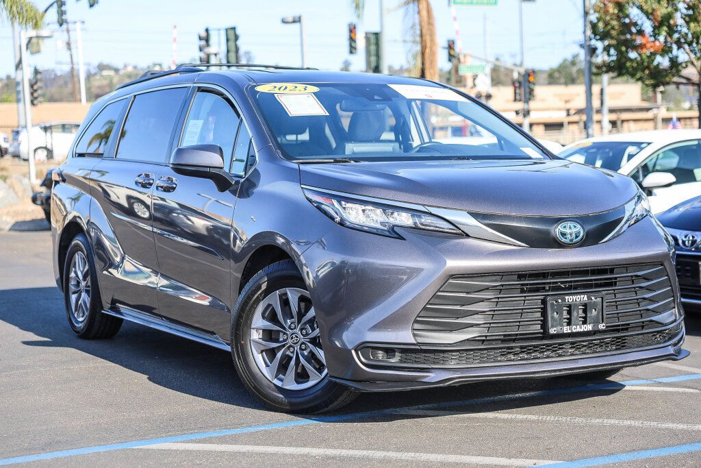 Certified 2023 Toyota Sienna LE w/ LE Plus Package FWD image 1