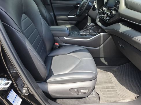 Used 2022 Toyota Highlander XLE AWD/4WD image 17