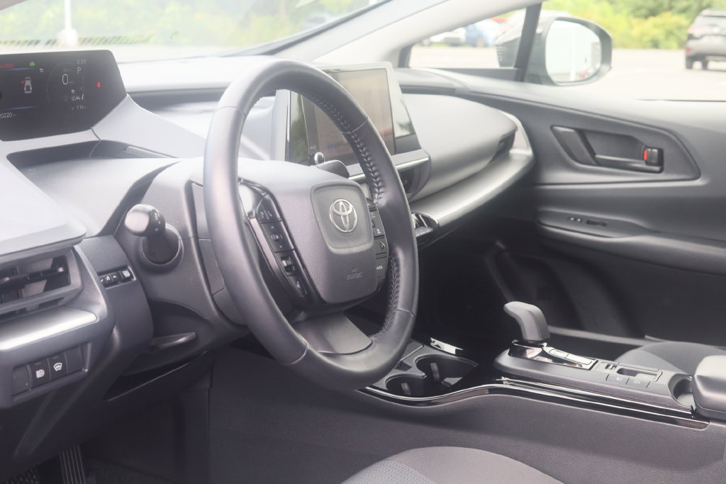 Used 2025 Toyota Prius LE FWD image 5