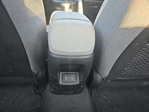 Certified 2025 Hyundai Elantra Limited FWD image 11