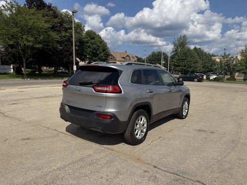 Used 2018 Jeep Cherokee Latitude Plus w/ Cold Weather Group AWD/4WD image 7