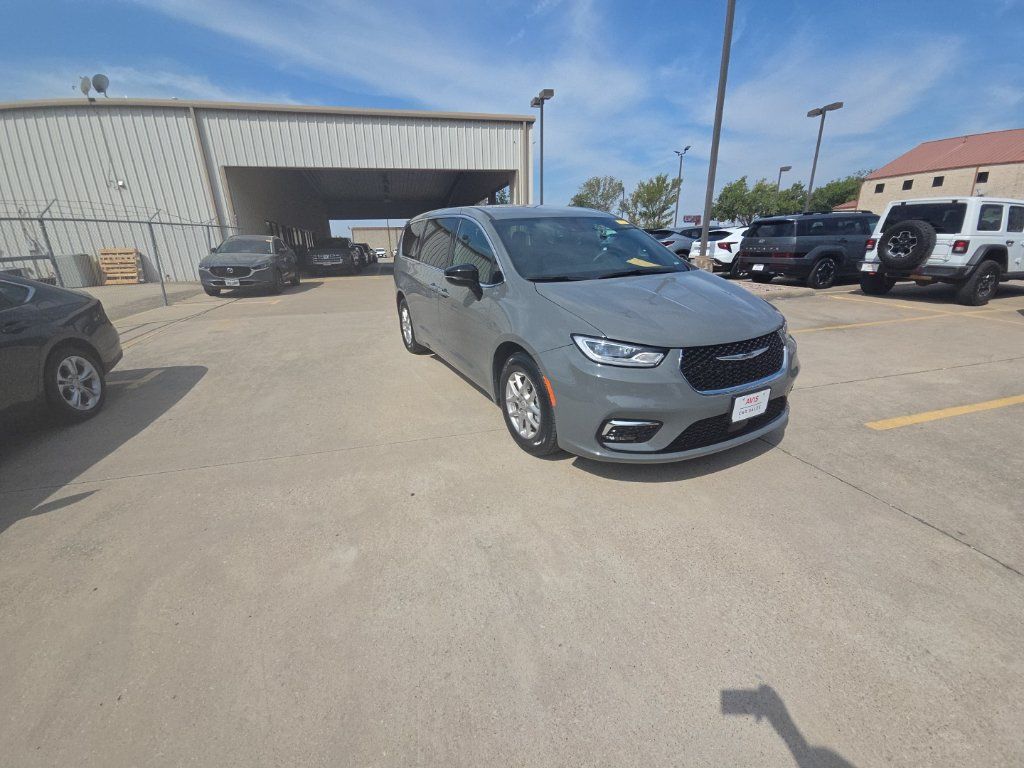 Used 2025 Chrysler Pacifica Select FWD image 6