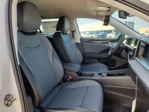 New 2025 Volkswagen Tiguan SE image 15