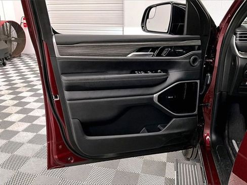 Used 2024 Jeep Wagoneer L Series III w/ Premium Group I image 17