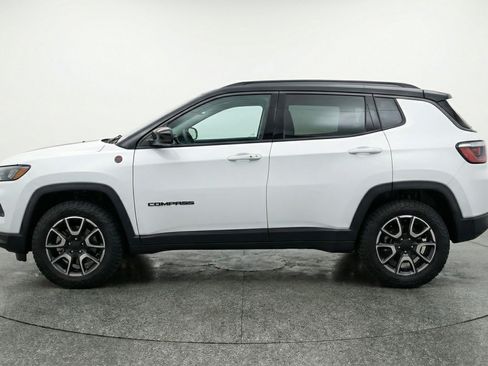 Used 2025 Jeep Compass Trailhawk image 5