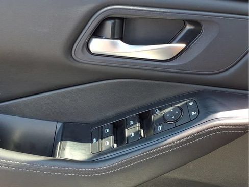 Used 2024 Nissan Rogue SV FWD image 17