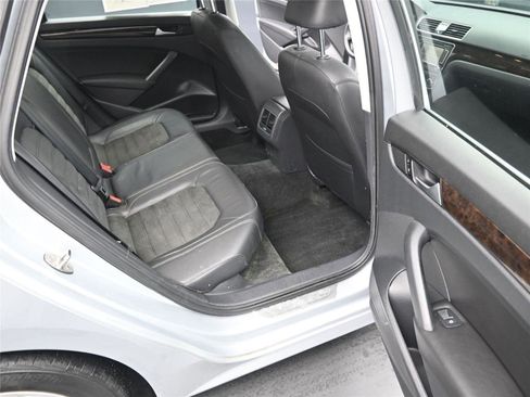 Used 2015 Volkswagen Passat 1.8T SEL Premium image 8