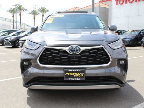 Used 2022 Toyota Highlander Platinum AWD/4WD image 3