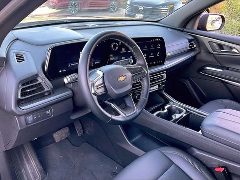 Used 2025 Chevrolet Traverse LT image 13