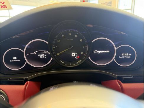 Used 2022 Porsche Cayenne E-Hybrid w/ Premium Plus Package image 20