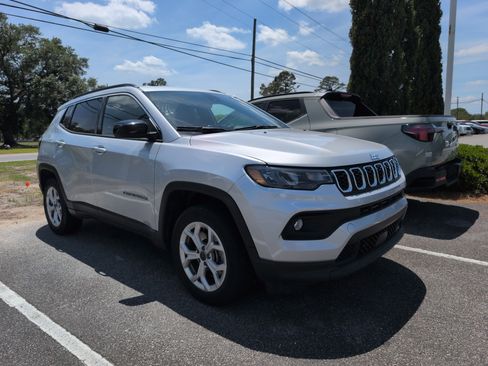 Used 2025 Jeep Compass Latitude AWD/4WD image 1